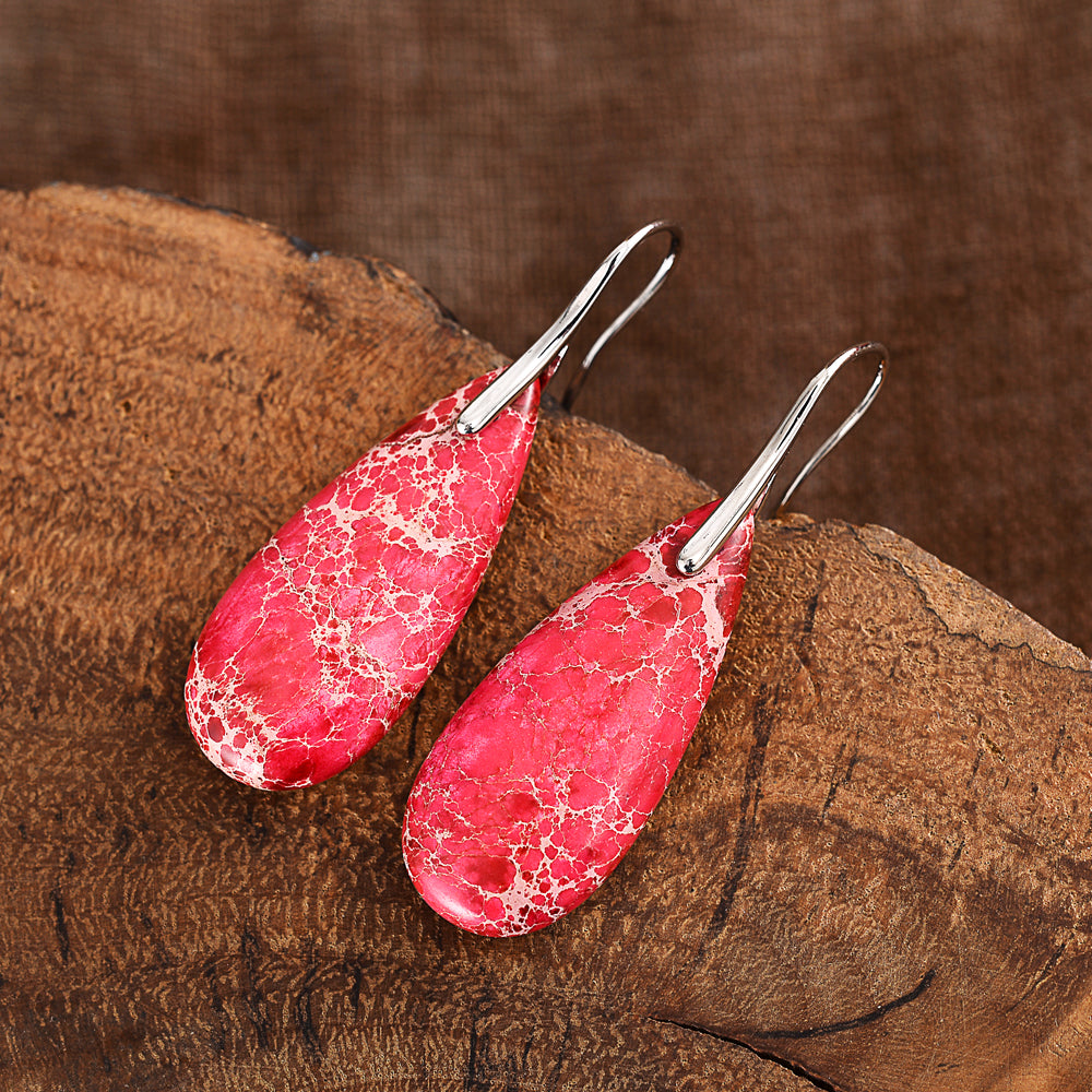 Pendientes de jaspe rojo en equilibrio