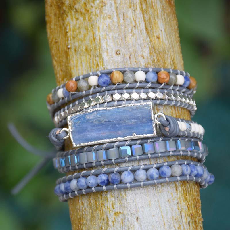 Brazalete envolvente de plata curativa con topacio azul