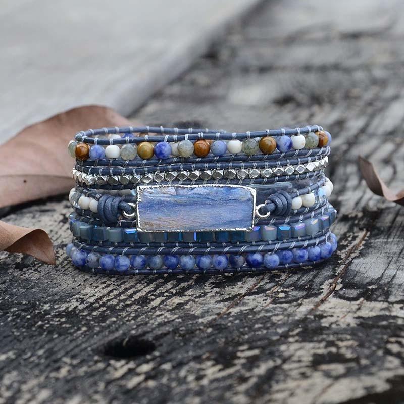 Brazalete envolvente de plata curativa con topacio azul