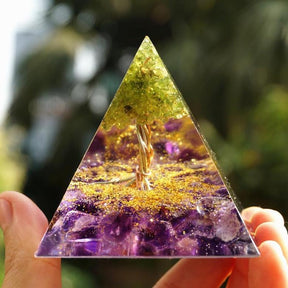 Pirámide de orgón de amatista del árbol de la vida curativo